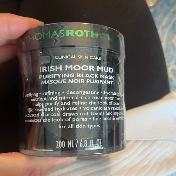 Peter Thomas Roth Irish moor mud with shamrock towel - Picture 2 of 6